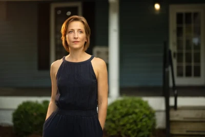 Professional Headshot of woman posing outside