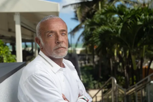 On-the-street-style photograph of a man in South Florida